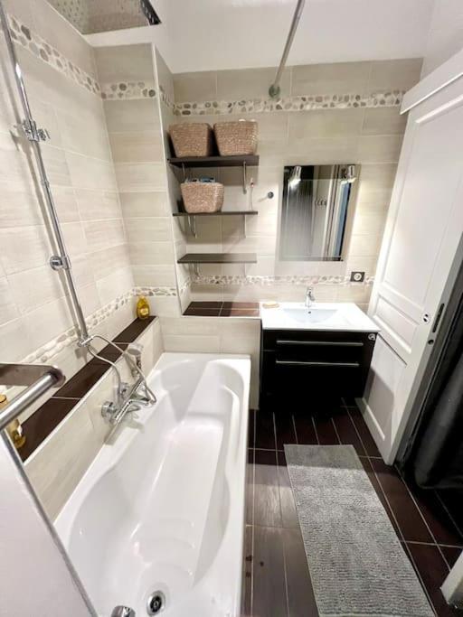 Appartamento Grand Dans 8 Couchages Parigi